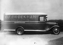 811692 Afbeelding van een Ford Bestelauto van de Firma B.F. Broekman Beddenmagazijn, op het terrein van - en ...
